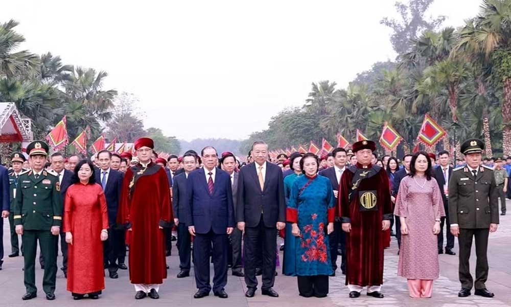 Top leader offers incense in commemoration of Hung Kings in Phu Tho